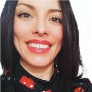 Profesor de inglés imparte clases a niños de todas las edades
